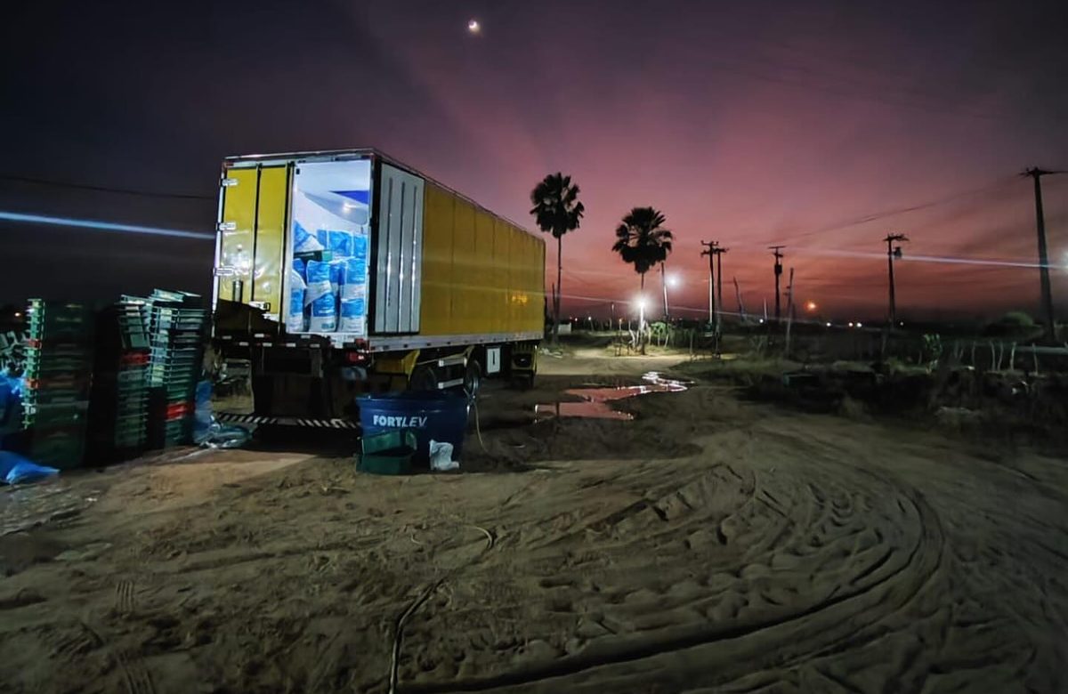 Carreta frigorífica carregando na madrugada